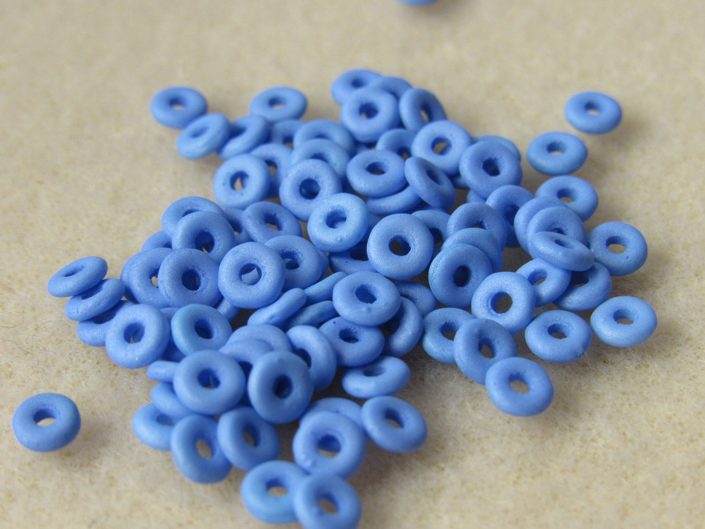 29568 - 1x4mm O-Bead - Alabaster Periwinkle