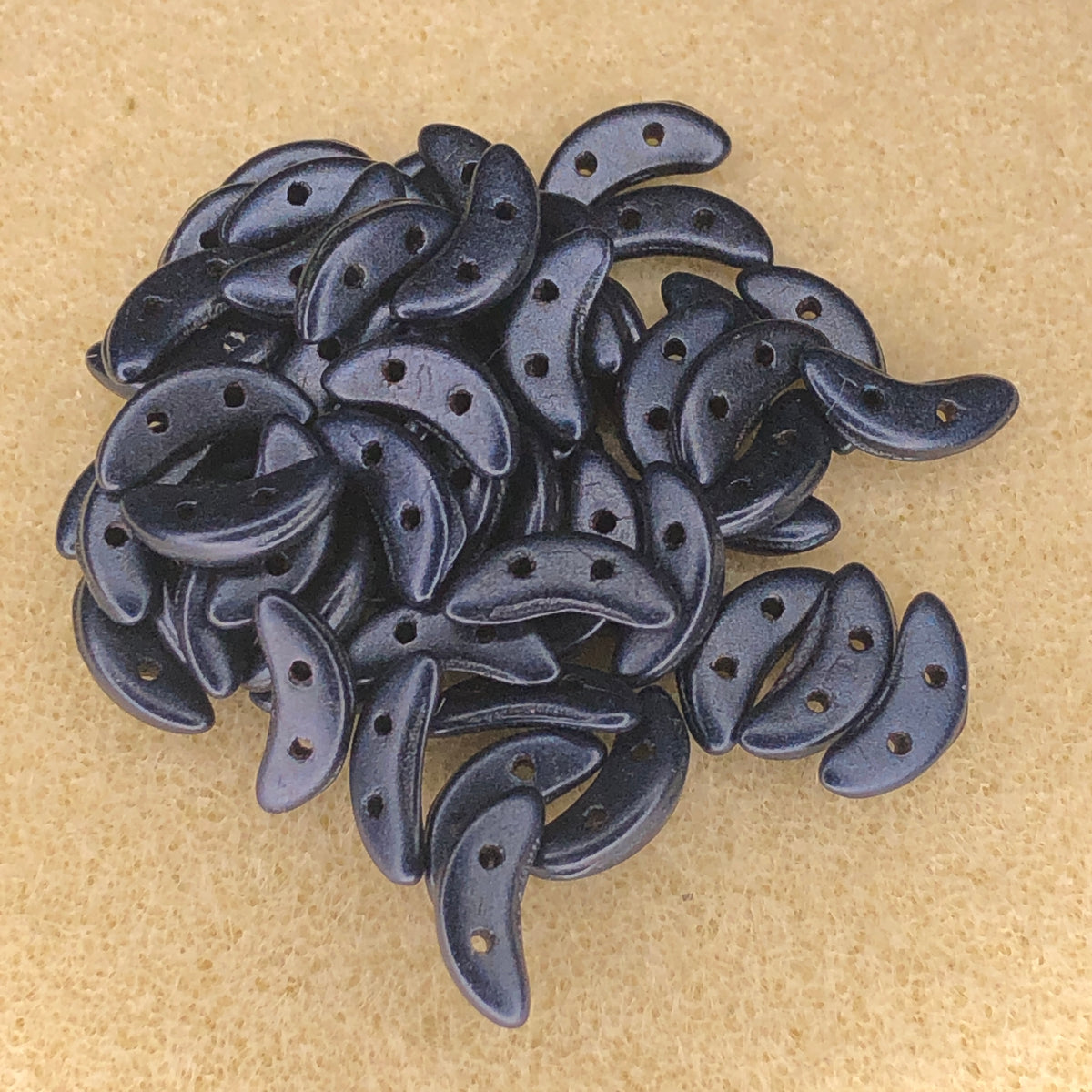 3x10mm Czechmates Crescent - Met Suede Dark Blue