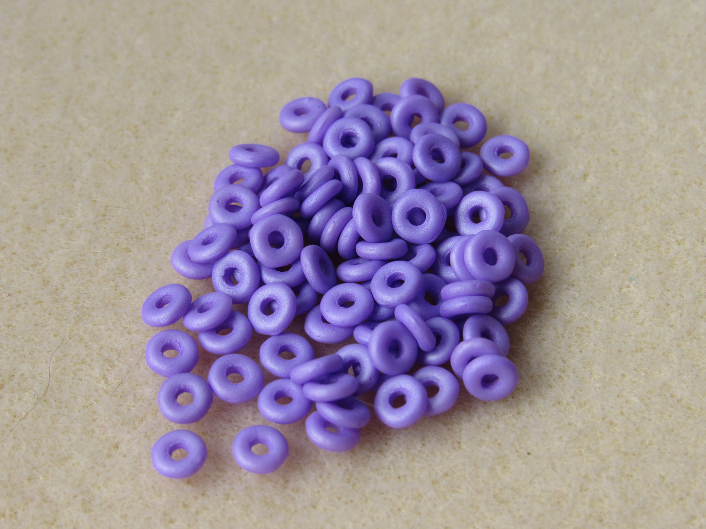 29570 - 1x4mm O-Bead - Alabaster Lilac