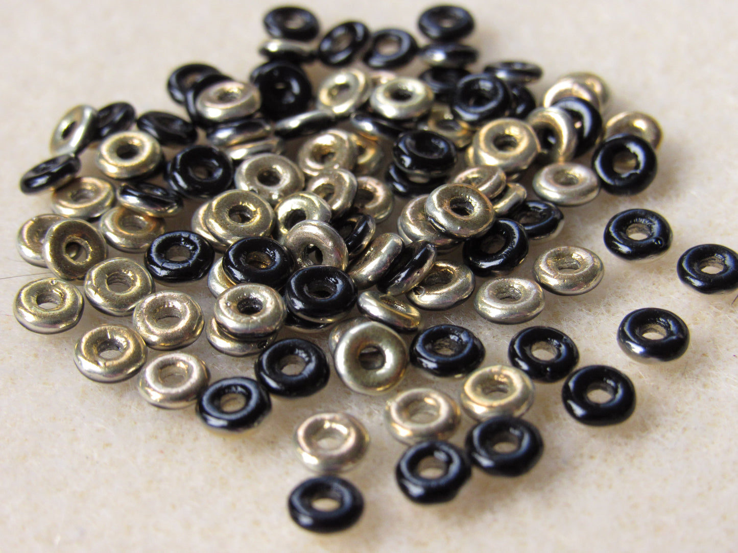 26991 - 1x4mm O Bead - Jet Gold