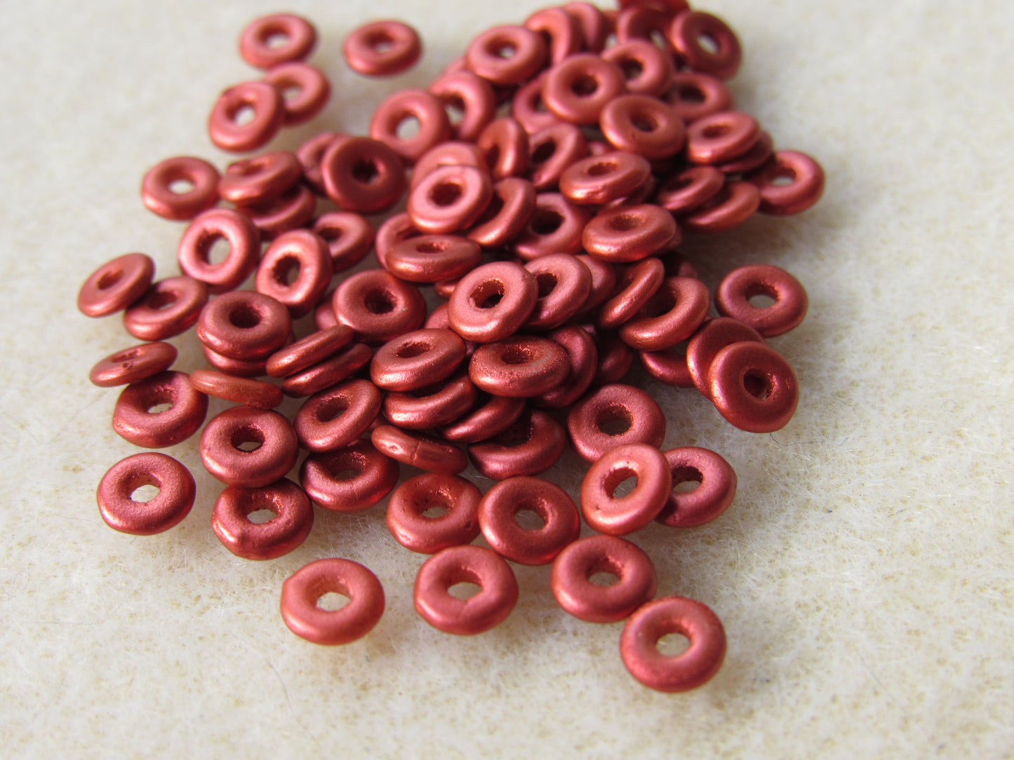 2401890 - 3.8x1mm O-Bead - Lava Red