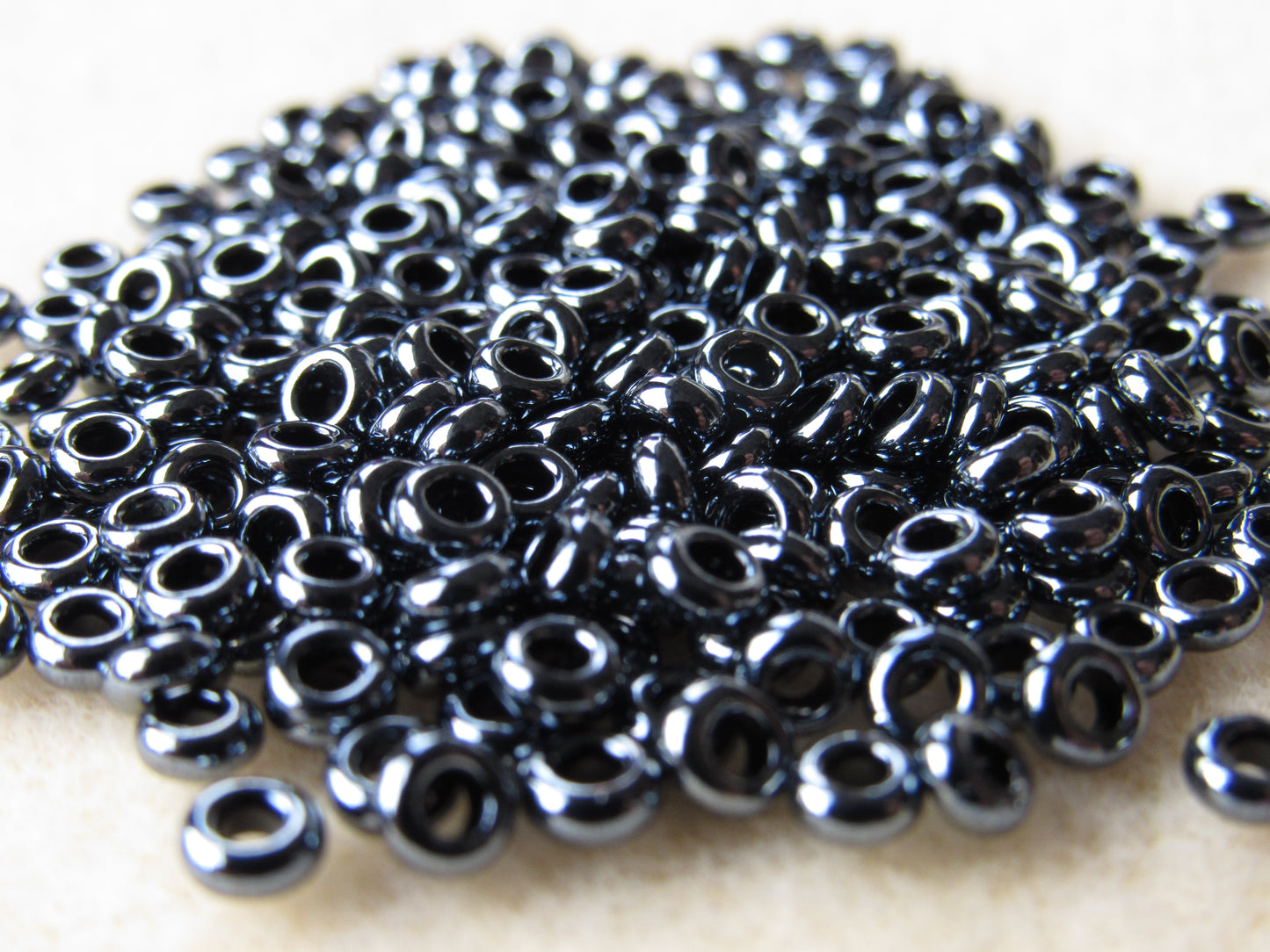 081 - 6/0 Demi Round - Metallic Hematite