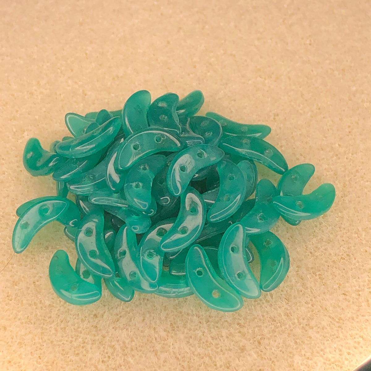 3x10mm CzechMates Crescent - Atlantis Green